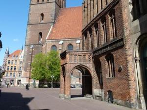 een groot bakstenen gebouw met een toren en een boog bij Privatzimmer Wagner in Hannover