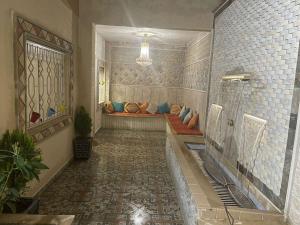 un corridoio con divano in camera di Apartment in Larache Marokko a Larache