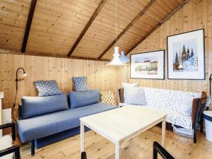 een woonkamer met een bank en een tafel bij 6 person holiday home in Stubbek bing in Stubbekøbing