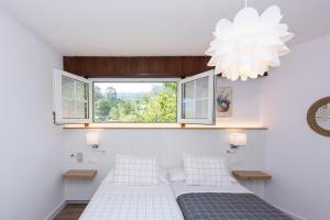Postel nebo postele na pokoji v ubytování Villa Campo Das Medas , en medio de la naturaleza con piscina privada de sal