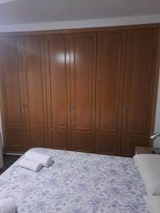 1 dormitorio con 1 cama con armarios de madera en Isabel, en Valencia