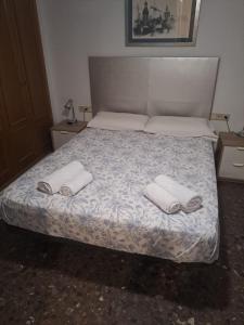 1 dormitorio con 1 cama con 2 toallas en Isabel, en Valencia