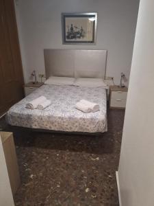 1 dormitorio con 1 cama con 2 toallas en Isabel, en Valencia