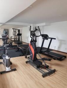 una fila de bicicletas estáticas en una sala de fitness en Ondina vista mar en Salvador