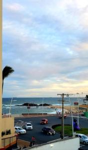 Ondina vista mar في سلفادور: موقف سيارات على طريق قريب من المحيط