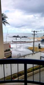 uma varanda com vista para a praia e para o oceano em Ondina vista mar em Salvador