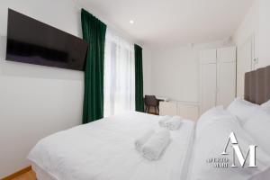 Un dormitorio con una cama blanca con toallas. en Gorska idila - Villa Jela, en Stari Laz