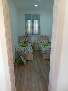 Casa del Contadino في فيتوريا: سريرين في غرفة مع غرفة نوم للأطفال
