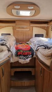dwa łóżka z tyłu jachtu motorowego w obiekcie Husbil centralt w mieście Kalmar