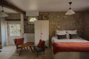 a bedroom with two beds and a table and chairs at Magnifique maison proche de Paris, La Prairie by Oasis House in Égreville