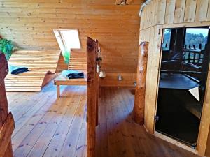 ein Zimmer in einem Blockhaus mit Holzboden in der Unterkunft Ubytovanie v Superior izbách v podkroví Koliba Pacho in Prievidza