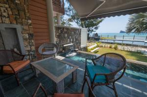 Rõdu või terrass majutusasutuses Luxury beachfront duplex, Coin de Mire view / 3Bed