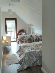 una camera con letto, tavolo e finestra di GuestHouse III a Lesko