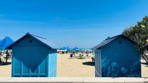 2 cabanes de plage bleues sur une plage de sable dans l'établissement Il Vicoletto - Bilocale a due passi dal mare e con corte privata, à Francavilla al Mare
