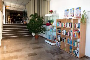 eine Bibliothek mit Bücherregalen und eine Treppe in der Unterkunft Terrassenhaus 627 in Braunlage