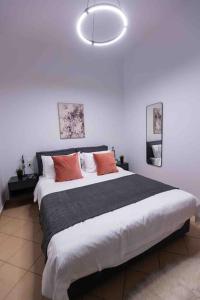 Ένα ή περισσότερα κρεβάτια σε δωμάτιο στο Feel Meteora 1BD luxury apt