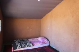 Postel nebo postele na pokoji v ubytování Kasbah Desert Camp
