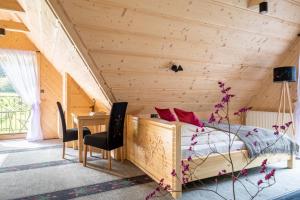 sypialnia z łóżkiem i biurkiem w pokoju w obiekcie Highlander Heart Residence w Zakopanem