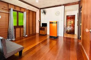 een woonkamer met een oranje machine in het midden van een kamer bij Lamsai AC Sea House in Ko Yao Noi