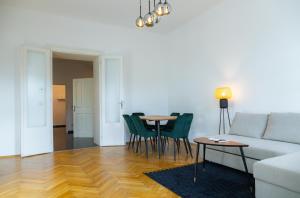 een woonkamer met een bank en een tafel bij Imperial City Apartment in Wenen