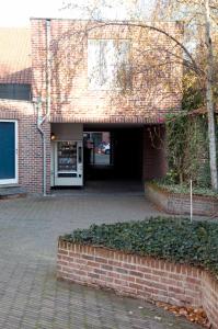 un ingresso a un edificio in mattoni con muro di mattoni di Room in Apartment - Condo Gardens Leuven - Student Studio Single a Lovanio