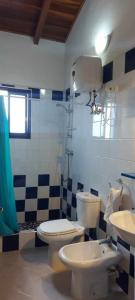 La salle de bains est pourvue de toilettes et d'un lavabo. dans l'établissement Casa Torre, à Palmeira