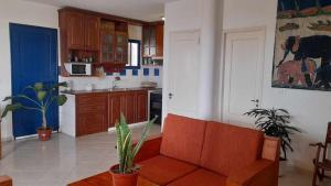 sala de estar con sofá y cocina en Casa Torre en Palmeira