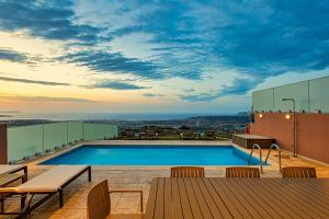 ハニア・タウンにあるVilla Mari Chania, with private ecologic pool and amazing view!の屋根のスイミングプール