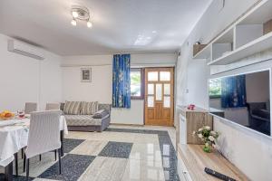 TV a/nebo společenská místnost v ubytování Silver Cherry Apartments