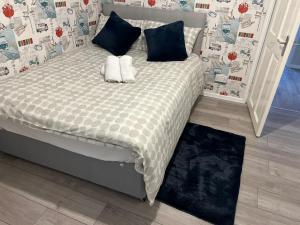 ein Bett mit zwei Kissen darauf in einem Schlafzimmer in der Unterkunft Remarkable 3-Bed House in Basildon in Basildon