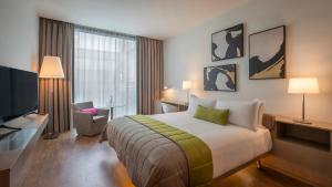 เตียงในห้องที่ The Gibson Hotel