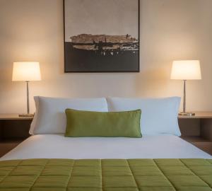 เตียงในห้องที่ The Gibson Hotel