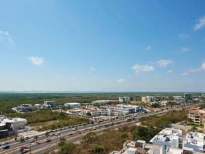 una vista aérea de una ciudad con tráfico en una autopista en Ibis Cancun Centro en Cancún