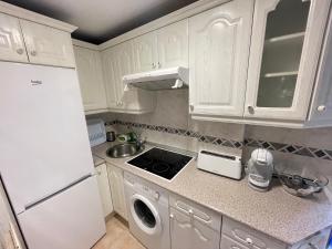 Kuchyň nebo kuchyňský kout v ubytování Apartamento Reyes de España / Free Parking & Wi Fi