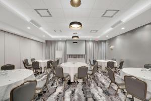 una sala de conferencias con mesas, sillas y una pizarra en Hilton Garden Inn Toronto/Brampton, en Brampton