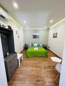 sypialnia z łóżkiem z zielonym kocem w obiekcie Pozzuoli B&B exSofer w mieście Pozzuoli