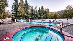 ein Schwimmbad in der Mitte eines Gartens in der Unterkunft Best Western Tyrolean Lodge in Ketchum