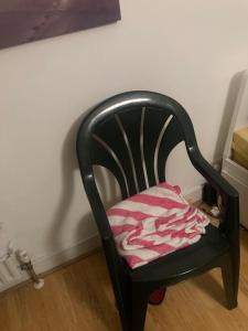 una sedia nera con una coperta rosa sopra di Inviting 1-Bed Studio in London a Londra