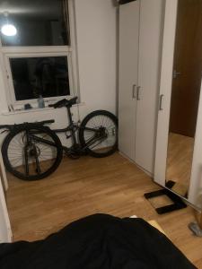 ロンドンにあるInviting 1-Bed Studio in Londonの窓付きの部屋に駐輪した自転車