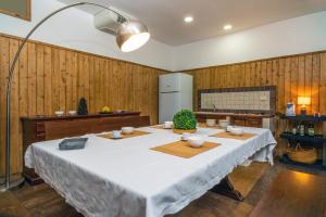 - une cuisine avec une table dans une pièce dans l'établissement Il baglio dell'etna, à Linguaglossa