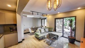 een woonkamer met een bank en een tafel bij Yalikavak Residence Apartment in Bodrum City