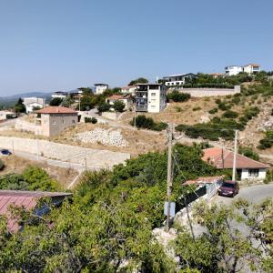 eine Stadt auf einem Hügel mit einer Straße und Häusern in der Unterkunft village house in Burunabat