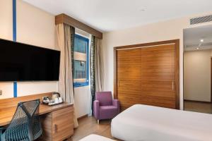 Televízia a/alebo spoločenská miestnosť v ubytovaní Hilton Garden Inn Sevilla