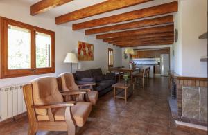 - un salon avec un canapé et une cheminée dans l'établissement Cal Colom, à Puigreig