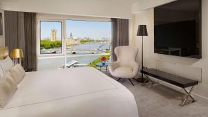 Uma TV ou centro de entretenimento em Park Plaza London Riverbank
