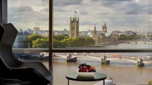 Uma área de estar em Park Plaza London Riverbank