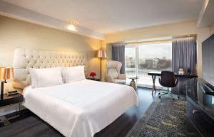 Uma TV ou centro de entretenimento em Park Plaza London Riverbank