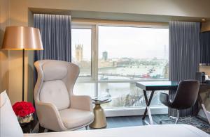 Uma área de estar em Park Plaza London Riverbank