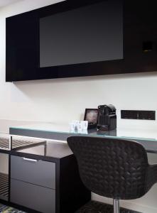 Uma TV ou centro de entretenimento em Park Plaza London Riverbank
