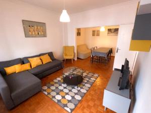 sala de estar con sofá y mesa en Sintra T2 Rinchoa, en Sintra